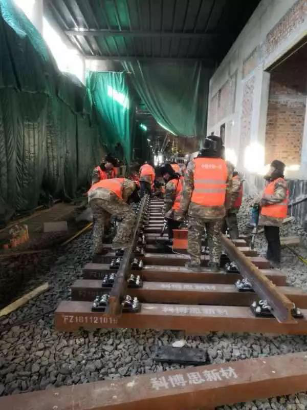 今日頭條、北京日?qǐng)?bào)：13號(hào)線清河站撥線工程倒計(jì)時(shí)，京城地鐵首  次鋪上樹脂軌枕
