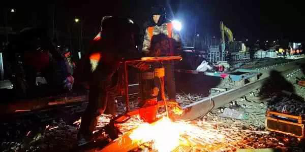 今日頭條、北京日?qǐng)?bào)：13號(hào)線清河站撥線工程倒計(jì)時(shí)，京城地鐵首  次鋪上樹脂軌枕